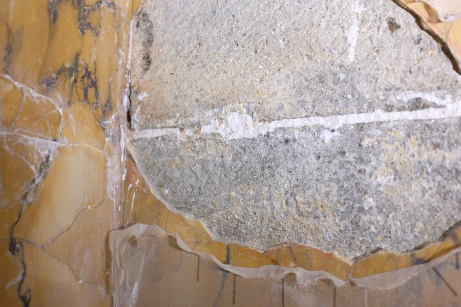 Lastre di rivestimento in corso di restauro