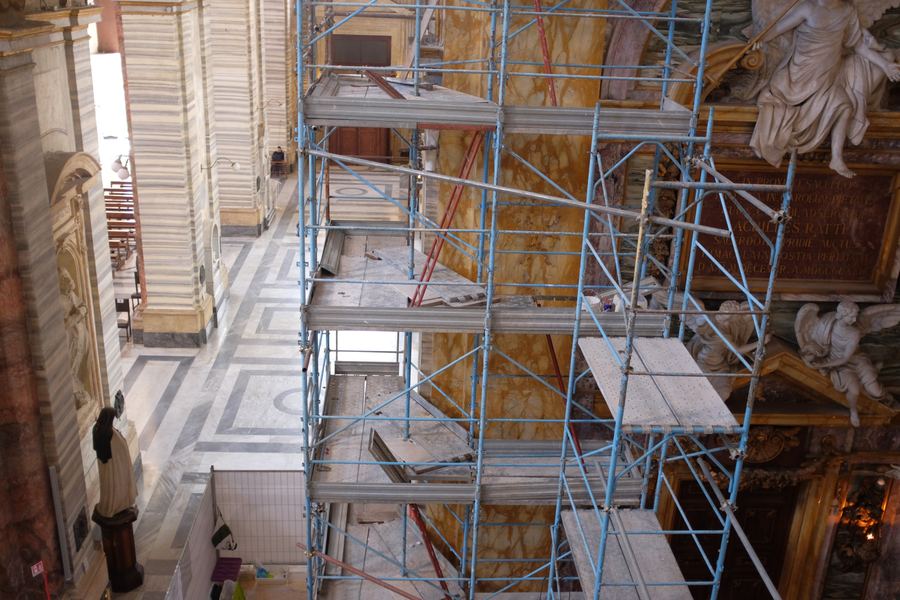 Ponteggi per il restauro delle lastre del transetto