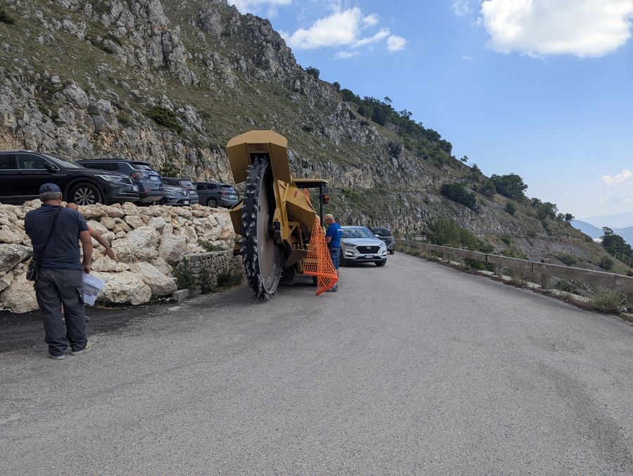 Mezzi di cantiere lungo la strada di accesso