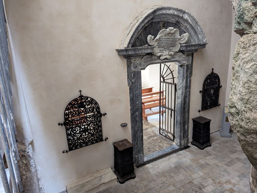 Il portale d’ingresso e le grate